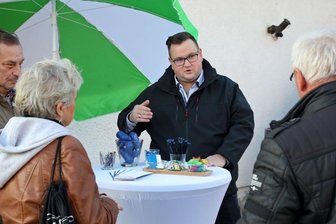 Remse: Ein kleines Dorf schaltet schon zeitig auf Wahlkampf-Modus - Karsten Schultz hat seinen Wahlkampfstand am Freitagnachmittag im Ortsteil Weidensdorf aufgestellt. 