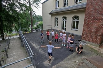 Remse vergibt die letzten Aufträge kurz vor dem Baubeginn - Auf den alten Kohlebunker kommt eine Terrasse für Unterricht an der frischen Luft. Foto: Andreas Kretschel