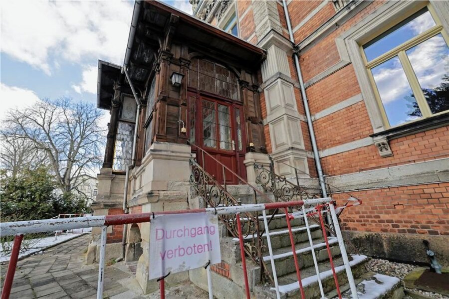 Remse: Warum das Immobilien-Konzept so lange auf sich warten lässt - Der Weg vor der Villa an der Bahnhofstraße ist aufgrund der Schäden an der Veranda gesperrt. Hier befinden sich Büros und Archiv der Gemeindeverwaltung. 