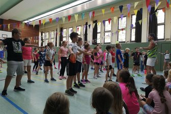 Remse: Warum sich die Grundschule einen Tanzlehrer einlädt - Tanzlehrer Michael Hirschel begeisterte die Kinder in Remse.