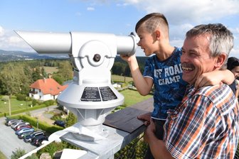Christian Samsel aus Erlbach und der kleine Jeremy Hoyer genießen den Ausblick.