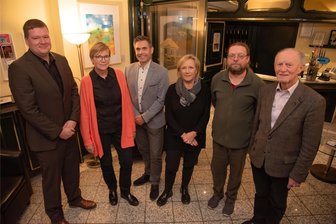 René Lochmann: Wie der Krebs sein Leben veränderte und ihn zur Unterstützung der Kinderkrebsstiftung im Vogtland bewegte - René Lochmann, Ute Lochmann, Ronny Bley, Petra Kern, Thomas Schneider und Alt-Landrat Tassilo Lenk (von links) setzen sich mit der Stiftung zur Hilfe für krebskranke Kinder im Sächsischen Vogtland für die von Krebs betroffenen Kinder und deren Familien ein.