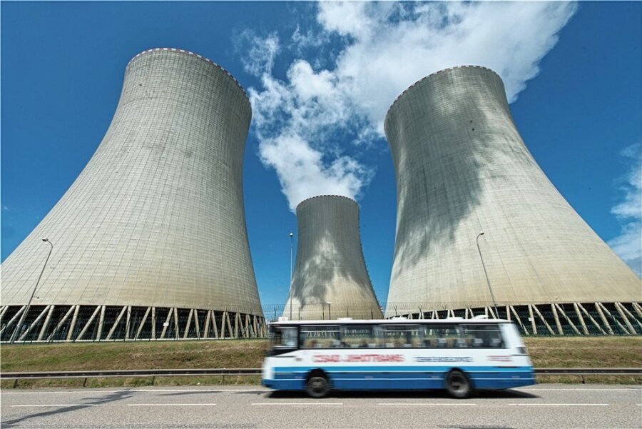 Renaissance der Atomkraft: Tschechien setzt auf Mini-AKWs - Die Kühltürme des Atomkraftwerks Temelin. Der Standort ist weniger als 60 Kilometer von der Grenze zu Bayern entfernt. 