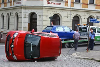 Renault bei Zusammenstoß mit Skoda auf Seite gekippt - Durch einen Zusammenstoß mit einem Skoda kippte ein Renault in Glauchau auf die Fahrerseite