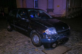 Renault fährt gegen Baum - 19-Jähriger verletzt - 
