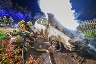Renault fängt plötzlich Feuer: Feuerwehreinsatz in Wüstenbrand - Aus bisher ungeklärter Ursache fing der Pkw Feuer im Motorraum und am Boden. Am Auto entstand Totalschaden.