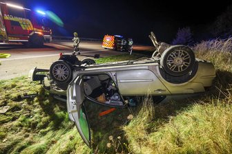 Renault-Fahrer überschlägt sich auf A 4 bei Hohenstein-Ernstthal - 