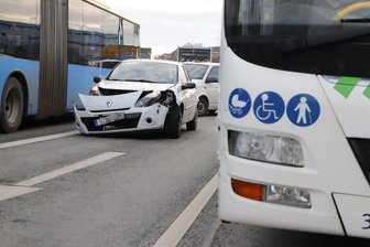 Renault kollidiert mit Bus - 