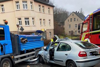 Renault kracht in Beierfeld gegen Winterdienstfahrzeug - Die Unfallstelle auf der August-Bebel-Straße.