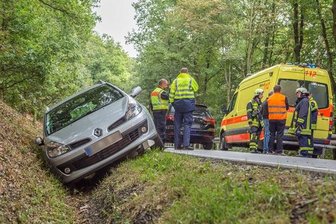 Renault landet bei Thalheim im Straßengraben - Ein Renault landete auf der B 180 bei Thalheim im Straßengraben.