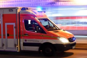 Renault prallt gegen Baum - 80-jährige Fahrerin im Krankenhaus gestorben - 