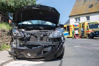 Renault prallt gegen Grundstücksmauer - 