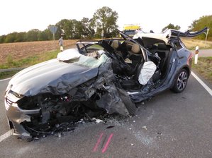 Renault prallt gegen Laster - Fahrer schwer verletzt - 