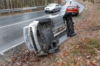 Renault überschlägt sich auf S223 -
