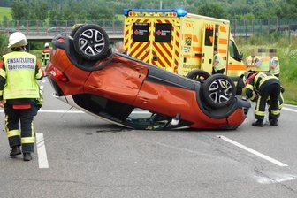 Renault überschlägt sich nach Kreuzungscrash - 