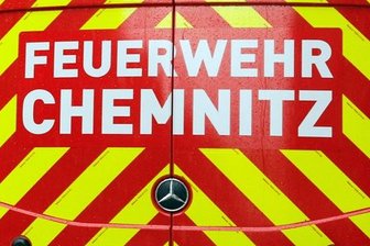 Renault und Carport brennen in Bernsdorf - 