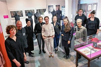 Rendezvous der textilen Art: Esche-Museum in Limbach-Oberfrohna zeigt, wie moderne Textilproduktion aussehen kann - Textilproduzenten und -produzentinnen aus Sachsen präsentieren bis November im Esche-Museum ihre Werke: Jordis und Joerg Senf, Angela Wandelt, Heike Schönfeld, Anett Schuster, Susanne Ostwald, Magdalena Sophie Orland, Kerstin Rössler, Andreas Trommler und Katrin Sergejew (von links).
