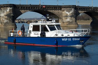 Rennboot überschlägt sich auf der Elbe - 