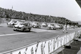 Rennpappen auf dem Sachsenring: Jens Conrad lässt Trabant-Rennsport in Hohenstein-Ernstthal aufleben - Volle Ränge beim Rennen 1989 auf dem Sachsenring belegen die Beliebtheit der Rennserie. Was Zuschauer und Fahrer nicht wussten: Es sollte das letzte Trabi-Rennen auf dem Rundkurs sein.