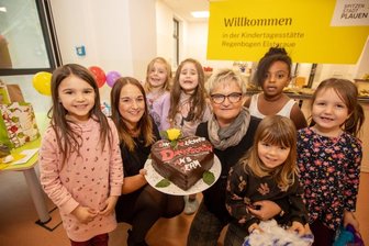 Rennpiste und Restaurant: Was Plauens neue Kita zu bieten hat - Die Leiterinnen Cathleen Persigehl (links) und Heike Schmidt bekamen ein Tortenherz als Dankeschön überreicht.