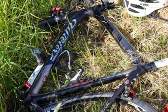 Rennradfahrer bei Unfall in Frankenberg schwer verletzt - Unfall zwischen Irbersdorf und Dittersbach bei Frankenberg: Das Rennrad des schwer letzten Radfahrers liegt in einer Wiese.
