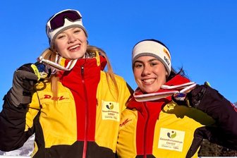 Rennrodel-Talente aus Westsachsen räumen bei Junioren-EM ab - Nach Platz 2 bei der Junioren-WM freuten sich Luise Röder (links) und Maria Schneider jetzt über Rang 3 bei der EM.