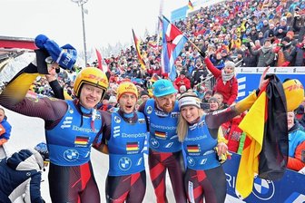 Rennrodel-WM in Oberhof: Das Imperium hält dem Angriff stand - Das letzte WM-Gold ging noch einmal an Deutschland: Max Langenhan, Sascha Benecken, Toni Eggert und Anna Berreiter lassen sich von den Fans für den Sieg in der Teamstaffel feiern: Foto: Martin Schutt/dpa