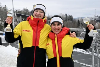 Rennrodelduo aus Langenchursdorf und Flöha legt im Sommertraining den Fokus auf die Starttechnik - Luise Röder (links) und Maria Schneider gewannen in der abgelaufenen Saison unter anderem die Gesamtwertung im Continentalcup der Jugend A.