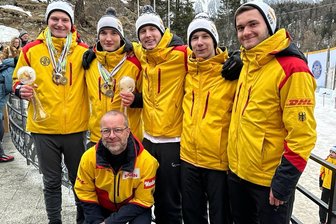 Rennrodeln: Ein Abschied und eine Premiere bei der Junioren-Weltmeisterschaft - Der Oberwiesenthaler Stützpunkttrainer René Sorge (vorn) ist mit dem Rennrodel-Nachwuchs derzeit viel auf Achse. Am Wochenende konnte die Truppe in St. Moritz den Sieg der Doppelsitzer Pascal Kunze (links) und Max Trippner (2. von links) im Gesamtweltcup der Junioren bejubeln. Das Duo ist ebenso wie Einsitzer Hans Fritzsch (rechts) und Liron Raimer (2. von rechts) im Doppel bei der Junioren-WM dabei. Hannes Röder (Mitte) verpasste die Qualifikation für Norwegen hingegen.