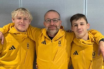 Rennrodeln: Oberwiesenthaler stürzt und verpasst Medaille bei den Youth Olympic Games - Hannes Röder (links) verpasste in Südkorea durch einen Sturz die angepeilte Medaille im Rennrodeln. Für den Zwickauer Liron Raimer (rechts) stand im Doppel Rang 5 zu Buche. Ebenfalls mit vor Ort war der Oberwiesenthaler Stützpunkttrainer René Sorge.