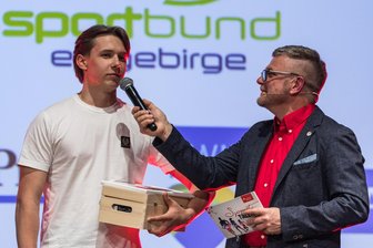 Oberwiesenthaler Rennrodler verrät seinen Leitsatz: „Ohne Spaß kein Erfolg“ - Rennrodler Liron Raimer – hier mit Moderator Tobias Körner – ist bei der Sporttalente-Gala im Erzgebirge als Eliteschüler des Jahres ausgezeichnet worden.
