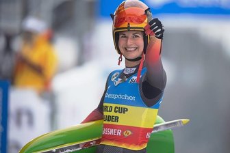 Daumen hoch: Julia Taubitz darf zu den olympischen Winterspielen in Peking fahren.