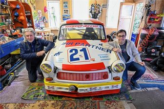 Rennsport in der DDR: Als der Trabant zur "Rennpappe" wurde - Eine Vielzahl von ehemaligen Trabi-Rennefahrern hat Jens Conrad (r.) für sein Buch kontaktiert - darunter auch Matthias Neuber, der seinen Trabi hegt und pflegt und damit inzwischen auch wieder Rennen fährt. 