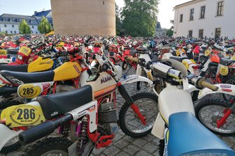 Rennsport-Spektakel „Rund um Zschopau“: Polizei zieht Bilanz - „Rund um Zschopau“: Nahe dem Schloss Wildeck standen die Geländemaschinen aufgereiht.