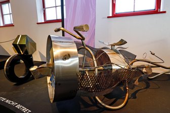 Rennsportlegenden treffen in Hohenstein-Ernstthal auf moderne Kunst des „Purple Path“ - Die Kunstwerke Medusa Motorbike (vorn) und Motorbike von Caroline Mesquita.