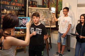 Rennsportmuseum wird Kulisse für sechs Superkurz-Filme - Mariella Reichenbach, Carl Pfeifer, Florian Raths (von rechts )und eine weitere Mitschülerin beim Filmdreh im Rennsportmuseum. 