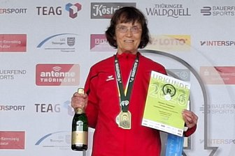 Rennsteig-Marathon: Zwickauerin feiert Altersklassensieg - Kerstin Trommler konnte sich am Samstag den Sieg beim Rennsteig-Marathon in ihrer Altersklasse sichern.