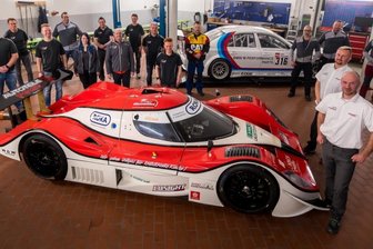 Renntaxi für krebskranke Kinder geht an Start - Das Projekt "Nascar hilft" geht in seine nunmehr zehnte Saison. Seit 2013 bescherte die Crew um Jan Wätzig fast 1000 Familien unvergessliche Momente als Beifahrer in PS-Boliden. Ab Frühjahr dürfen sie in einem neuen Rennwagen über den Asphalt am Lausitzring brettern. 