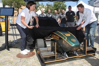 Rennwagen präsentiert sich in den Siegerfarben -