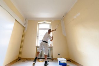 Renovieren nach Kauf: Vermietern droht eine Steuerfalle - Malern, ausbessern, aufhübschen: Auch mehrere geringfügige Renovierungsarbeiten an einer vermieteten Immobilie können sich schnell summieren. Das kann steuerlich ungünstige Auswirkungen haben.