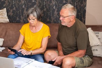 Rente fair teilen: Wie das Splitting für Paare funktioniert - Rentensplitting heißt: faire Aufteilung – ist aber auch verbindlich. Die Deutsche Rentenversicherung berät kostenlos, weil die Rechnung bei jedem Paar anders ausfällt.