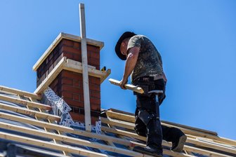Rente mit 70? Wo die Debatte steht - Bis 70 auf dem Dach? Gewerkschaften und Sozialverbände wehren sich gegen eine Anhebung des Renteneintrittsalters und verweisen auf viele Menschen, die körperlich schwere Arbeit machen. (Symbolbild)