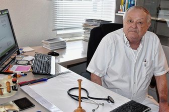 Rente mit 72: Frauenarzt aus Markneukirchen schließt Praxis - Ab nächste Woche Mittwoch ist Dr. Klaus Schöbel nur noch Privatmann. Zum Monatsende schließt er seine Praxis in der Markneukirchener Poststraße.
