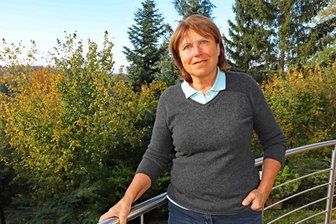 Rente seit einem Jahr: Vermissen Sie das Zwickauer Rathaus, Frau Findeiß? - Pia Findeiß auf der Terrasse ihres Hauses in Niederplanitz, unweit von Friedhof und Schloss.