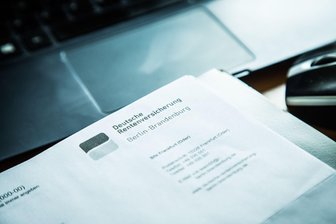 Renteninformation kommt per Post – das steht im Schreiben - Der Rentenbescheid zeigt zum Beispiel auf, wie sich der hochgerechnete Rentenanspruch im Zuge der jährlichen Rentenanpassung entwickeln könnte.