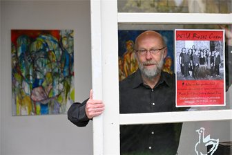 Rentner aus Chemnitz im Dauereinsatz: Enkel, Chor und Dorfgalerie - Holger Reichelt von der Dorfgalerie Auerswalde tanzt auf mehreren Hochzeiten: Ausstellungen, Chorkonzerte und Enkel-Betreuung. Obwohl er oft ernst dreinschaut, wird er von den Enkeln liebevoll „Quatsch-Opa“ genannt.
