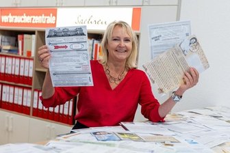 Rentner erhält 117 Betrugsbriefe - Heike Teubner (und ihr 86-jähriger Kunde) haben am Ende gut lachen über die vergebliche Mühe der Betrüger: Trotz 117 fantasievoller Schreiben bekommen sie zumindest von diesem Senior keinen Cent. 