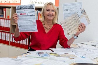 Rentner im Vogtland erhält 117 Betrugsbriefe - in einer Woche - Heike Teubner (und ihr 86-jähriger Kunde) haben am Ende gut lachen über die vergebliche Mühe der Betrüger: Trotz 117 fantasievoller Schreiben bekommen sie zumindest von diesem Senior keinen Cent. 