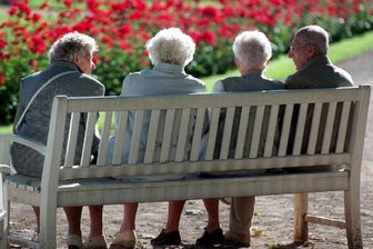 „Rentnereck“ in Langenhessen bekommt eine gemütliche Sitzgelegenheit - Das „Rentnereck“ in Langenhessen bekommt eine überdachte Sitzgelegenheit.