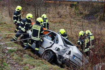 Rentnerehepaar kollidiert mit Laterne und landet im Tümpel -